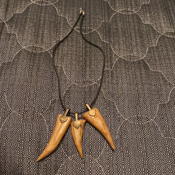 Shark tooth Necklace - Picture 2 of 3